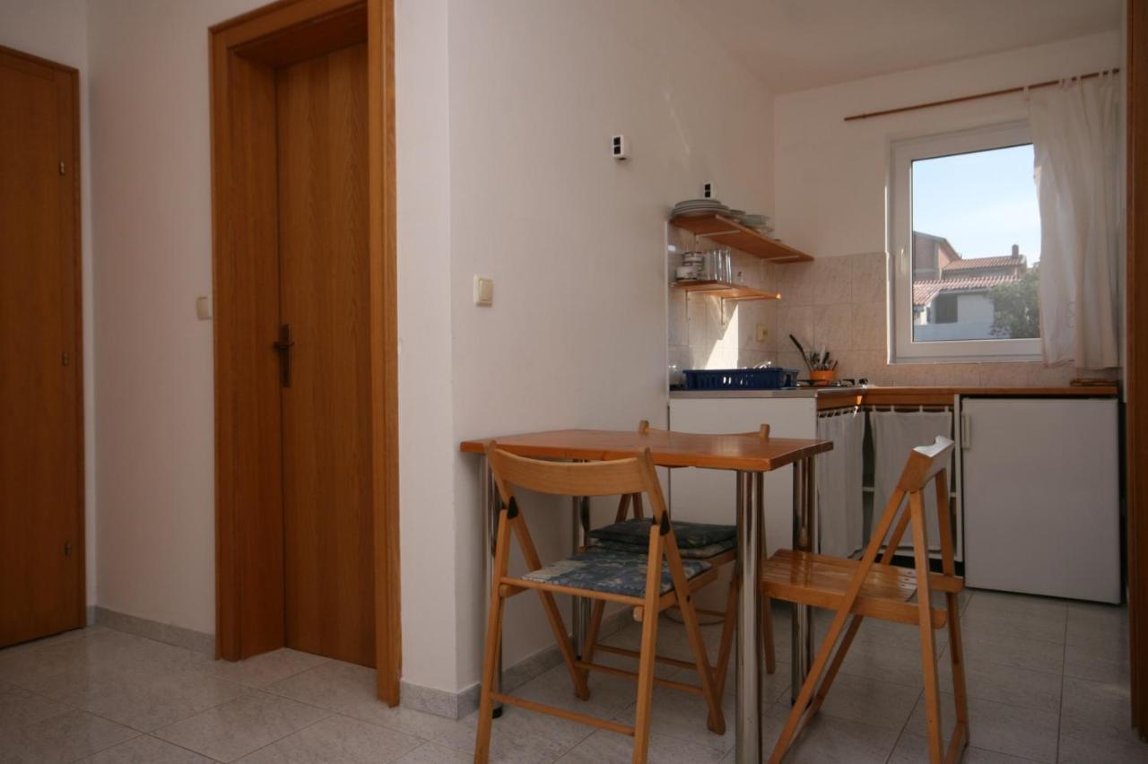 Apartments With A Parking Space Mandre, Pag - 6405 Kolan Exteriör bild